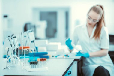 Corona virüsü, 2019-NCoV veya COVID-19. Yeni Coronavirus. Doktor, koronavirüs salgınıyla savaşmaya hazırlanıyor. Aşı ve ilaç arıyor. Sağlık ve tıbbi konsept