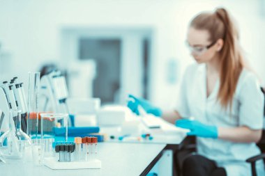 Corona virüsü, 2019-NCoV veya COVID-19. Yeni Coronavirus. Doktor, koronavirüs salgınıyla savaşmaya hazırlanıyor. Aşı ve ilaç arıyor. Sağlık ve tıbbi konsept