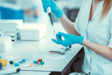 Corona virüsü, 2019-NCoV veya COVID-19. Yeni Coronavirus. Doktor, koronavirüs salgınıyla savaşmaya hazırlanıyor. Aşı ve ilaç arıyor. Sağlık ve tıbbi konsept