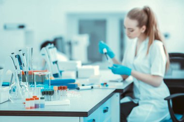 Corona virüsü, 2019-NCoV veya COVID-19. Yeni Coronavirus. Doktor, koronavirüs salgınıyla savaşmaya hazırlanıyor. Aşı ve ilaç arıyor. Sağlık ve tıbbi konsept