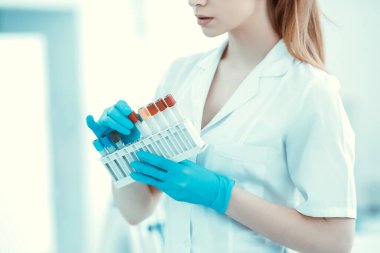 Corona virüsü, 2019-NCoV veya COVID-19. Yeni Coronavirus. Doktor, koronavirüs salgınıyla savaşmaya hazırlanıyor. Aşı ve ilaç arıyor. Sağlık ve tıbbi konsept