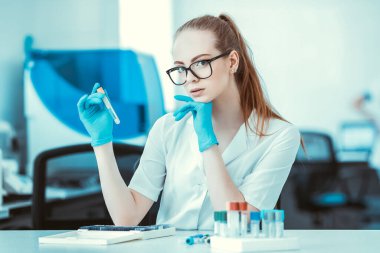 Corona virüsü, 2019-NCoV veya COVID-19. Yeni Coronavirus. Doktor, koronavirüs salgınıyla savaşmaya hazırlanıyor. Aşı ve ilaç arıyor. Sağlık ve tıbbi konsept