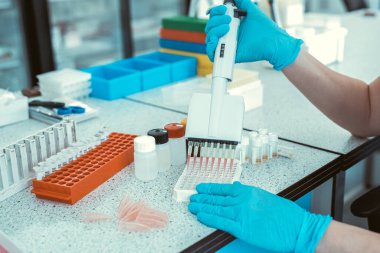Corona virüsü, 2019-NCoV veya COVID-19. Yeni Coronavirus. Doktor, koronavirüs salgınıyla savaşmaya hazırlanıyor. Aşı ve ilaç arıyor. Sağlık ve tıbbi konsept