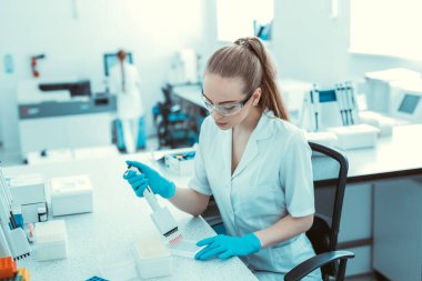 Corona virüsü, 2019-NCoV veya COVID-19. Yeni Coronavirus. Doktor, koronavirüs salgınıyla savaşmaya hazırlanıyor. Aşı ve ilaç arıyor. Sağlık ve tıbbi konsept