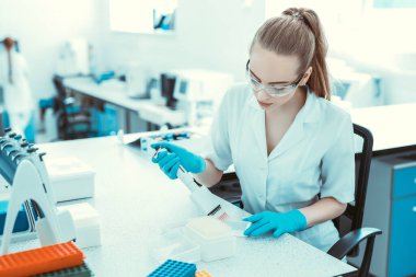 Corona virüsü, 2019-NCoV veya COVID-19. Yeni Coronavirus. Doktor, koronavirüs salgınıyla savaşmaya hazırlanıyor. Aşı ve ilaç arıyor. Sağlık ve tıbbi konsept