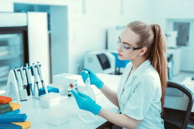 Corona virüsü, 2019-NCoV veya COVID-19. Yeni Coronavirus. Doktor, koronavirüs salgınıyla savaşmaya hazırlanıyor. Aşı ve ilaç arıyor. Sağlık ve tıbbi konsept