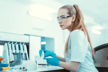 Corona virüsü, 2019-NCoV veya COVID-19. Yeni Coronavirus. Doktor, koronavirüs salgınıyla savaşmaya hazırlanıyor. Aşı ve ilaç arıyor. Sağlık ve tıbbi konsept