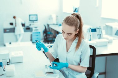 Corona virüsü, 2019-NCoV veya COVID-19. Yeni Coronavirus. Doktor, koronavirüs salgınıyla savaşmaya hazırlanıyor. Aşı ve ilaç arıyor. Sağlık ve tıbbi konsept