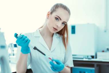 Corona virüsü, 2019-NCoV veya COVID-19. Yeni Coronavirus. Doktor, koronavirüs salgınıyla savaşmaya hazırlanıyor. Aşı ve ilaç arıyor. Sağlık ve tıbbi konsept