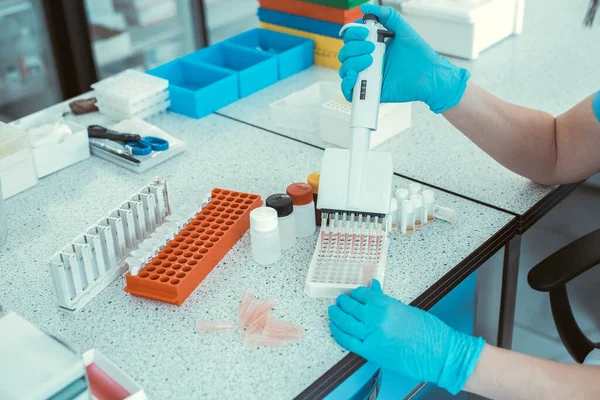 Corona virüsü, 2019-NCoV veya COVID-19. Yeni Coronavirus. Doktor, koronavirüs salgınıyla savaşmaya hazırlanıyor. Aşı ve ilaç arıyor. Sağlık ve tıbbi konsept