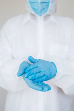 Doktor steril eldiven takıyor. Virüs koruma konsepti. Covid 19 deneniyor
