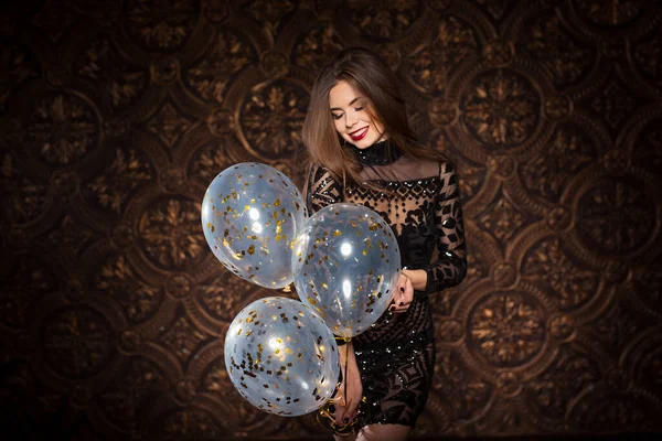 迷人的女人带着气球和微笑，派对和假期的概念 — 图库照片