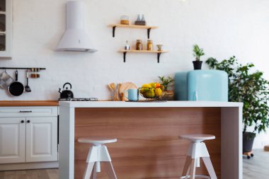 Yeni Lüks Ev 'de Ada, Lavabo, Dolaplar ve Büyük Pencere ile Modern Mutfak.
