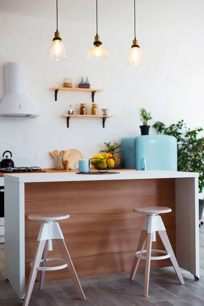 Interior de cozinha elegante com mesa de jantar e cadeiras — Fotografia de Stock