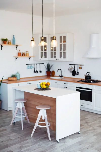 Yeni Lüks Ev 'de Ada, Lavabo, Dolaplar ve Büyük Pencere ile Modern Mutfak.
