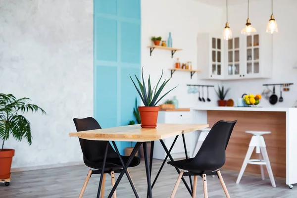 Interior de cozinha elegante com mesa de jantar e cadeiras — Fotografia de Stock