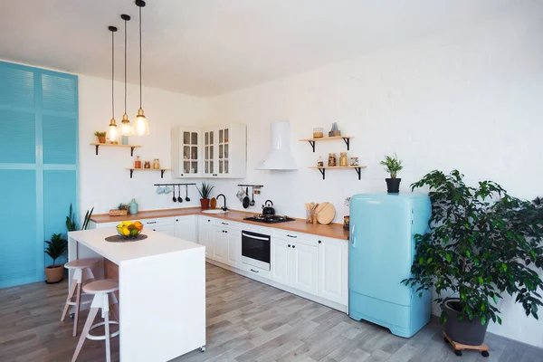 Interior de cozinha moderna com ilha, pia, armários e janela grande em casa de luxo nova. — Fotografia de Stock