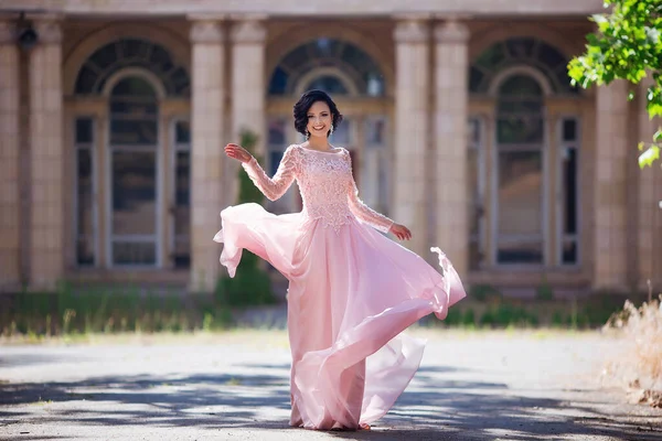 Beautiful young girl with elegant dress and nice smile walking in the street. Lifestyle concept. Youth and happiness. — Stock Photo, Image