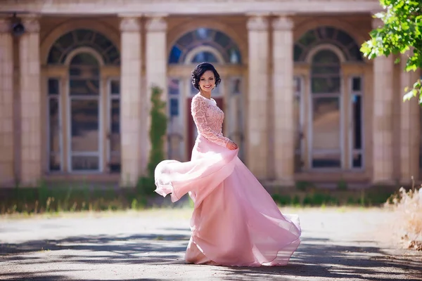 Bella ragazza con abito elegante e bel sorriso passeggiando per strada. Il concetto di stile di vita. Gioventù e felicità . — Foto Stock