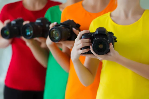 人々のグループは、フォトカメラを保持する。趣味の概念と写真学校での勉強 — ストック写真