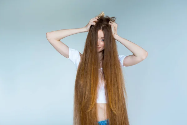 Fogalom a hajhullásról. Közelkép portré boldogtalan szomorú stresszes fiatal nő hosszú, száraz barna haj, elszigetelt szürke háttér. — Stock Fotó