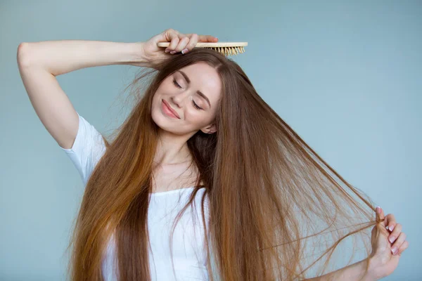 Belleza retrato de cerca de la hermosa mujer joven con el pelo largo y castaño sobre fondo blanco. Concepto de cuidado del cabello . —  Fotos de Stock