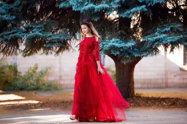 Beautiful young girl with elegant dress and nice smile walking in the street. Lifestyle concept. Youth and happiness. — Stock Photo, Image