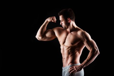 Mükemmel karın kasları, pazıları ve göğsü olan kaslı ve seksi bir adam. Atletik vücutlu bir erkek. Fitness konsepti