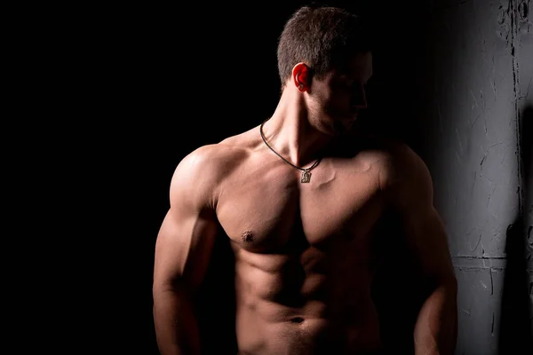 Concepto fitness. Torso muscular y sexy de un joven que tiene abdominales, bíceps y pecho perfectos. Hombre hunk con cuerpo atlético . —  Fotos de Stock