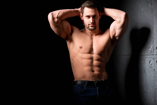 Koncept för ändamålsenlighet. Muskulös och sexig bål av ung man som har perfekta abs, biceps och bröst. Man hunk med atletisk kropp. — Stockfoto