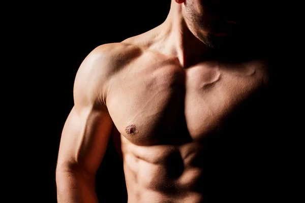 Fitness konsepti. Mükemmel karın kasları, pazıları ve göğsü olan kaslı ve seksi bir adam. Atletik vücutlu iri kıyım bir erkek..