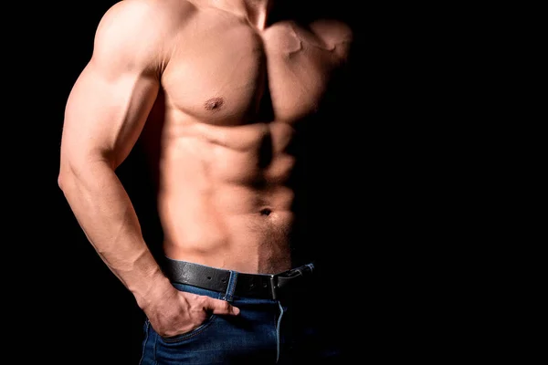 Fitness konsepti. Mükemmel karın kasları, pazıları ve göğsü olan kaslı ve seksi bir adam. Atletik vücutlu iri kıyım bir erkek..