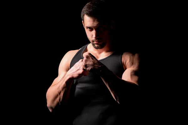 Sílhueta de combate. Bonito atlético em boxe em um fundo escuro . — Fotografia de Stock