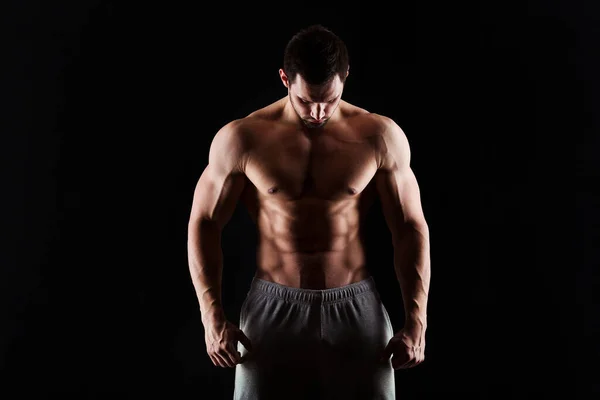 Torso muscular y sexy de un joven que tiene abdominales, bíceps y pecho perfectos. Hombre con cuerpo atlético. Concepto Fitness —  Fotos de Stock