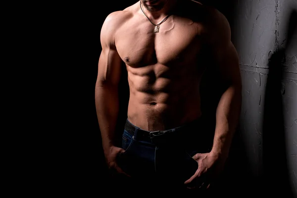 Concepto fitness. Torso muscular y sexy de un joven que tiene abdominales, bíceps y pecho perfectos. Hombre hunk con cuerpo atlético . — Foto de Stock