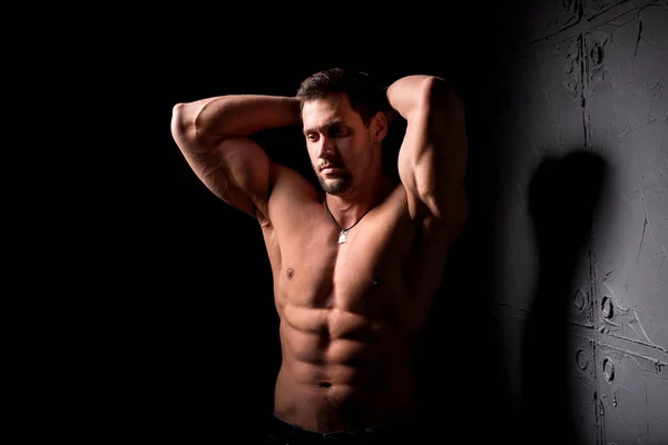 フィットネスコンセプト。完璧な腹筋と胸を持つ若い男の筋肉質でセクシーな胴。男性フックとともに運動体. — ストック写真