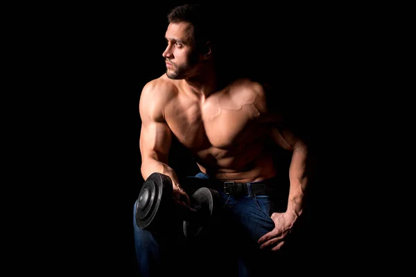 Homem forte com corpo muscular trabalhando fora. Exercício de peso com haltere no fundo preto . — Fotografia de Stock