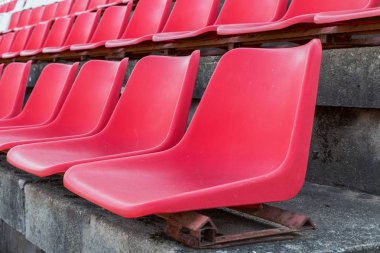 Futbol Stadyumu tribünde kırmızı sandalye