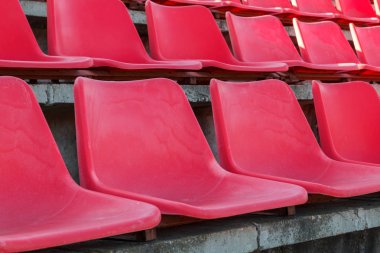 Futbol Stadyumu tribünde kırmızı sandalye