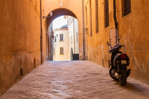 Encantadoras calles estrechas de la ciudad de Volterra — Foto de Stock