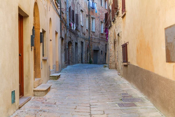 Ruas estreitas encantadoras da cidade de Volterra — Fotografia de Stock