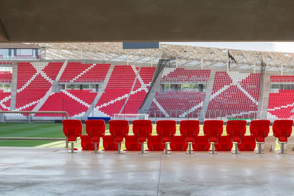 Tribüne des Fußballstadions rote Stühle — Stockfoto