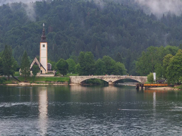 Εκκλησία του Αγίου Ιωάννη στη λίμνη Bohinj, Julian Άλπεις — Φωτογραφία Αρχείου