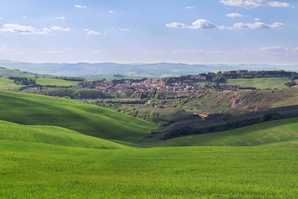 Typische toskanische Landschaft, grüne Hügel im Frühling — Stockfoto