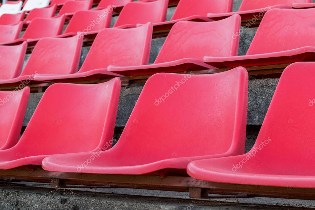 Estadio de fútbol gradas sillas rojas: fotografía de stock
