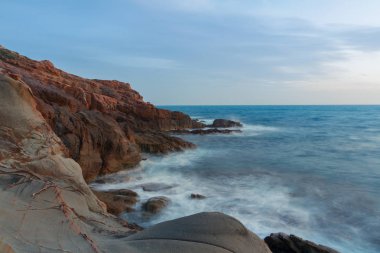Coast Livorno Tuscany bölgesi yakınında kayalara