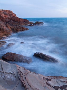 Coast Livorno Tuscany bölgesi yakınında kayalara