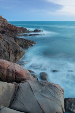Coast Livorno Tuscany bölgesi yakınında kayalara