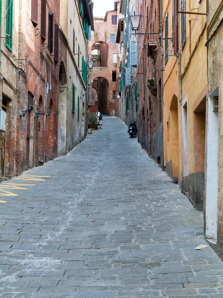 Siena encantador calles estrechas ciudad medieval — Foto de Stock