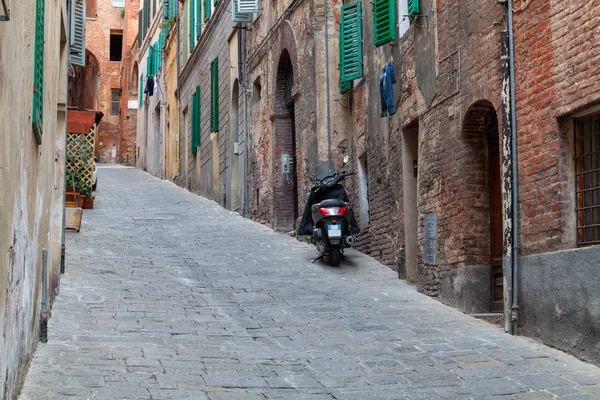 Siena encantador calles estrechas ciudad medieval — Foto de Stock